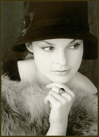  Portret so shliapkoj i s kolcom