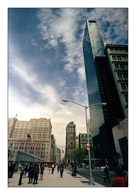  People and a scycraper (  )