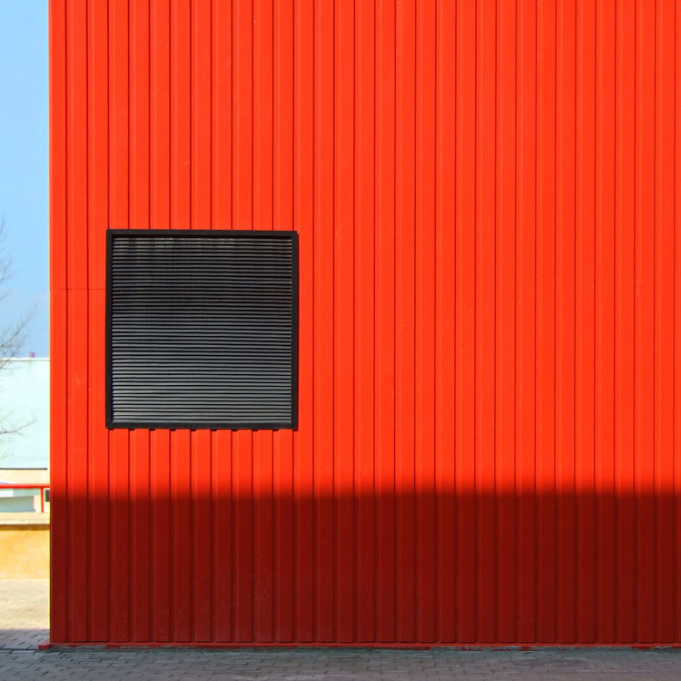  Red wall, Black square