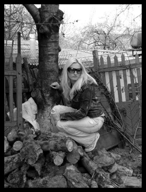  ~she is alone~