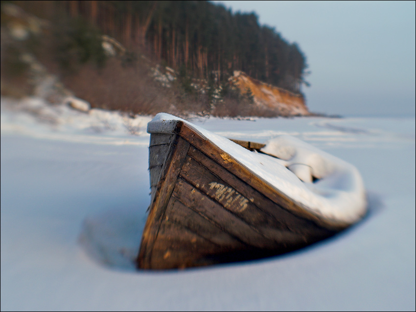 Лодка зимой на воде