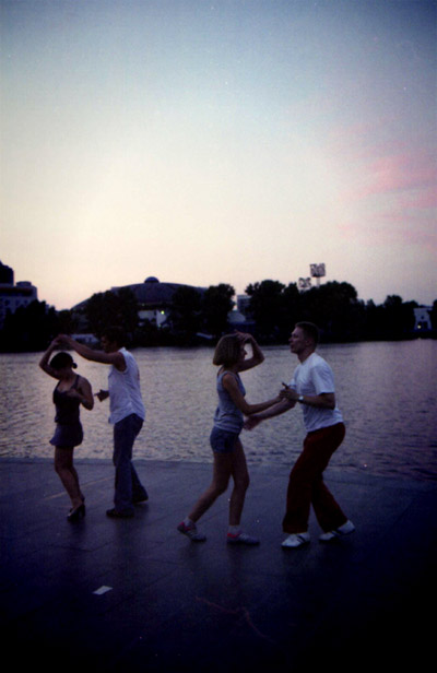  dancing people