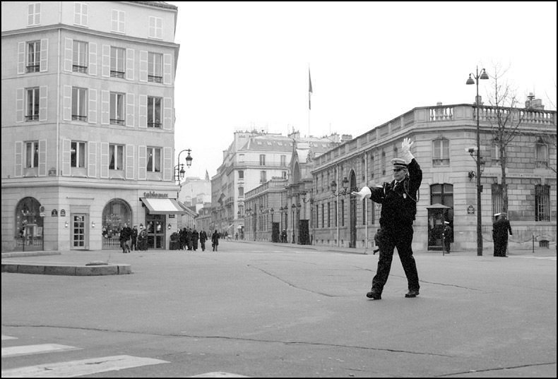  Paris, Je T`Aime Policewoman (1)