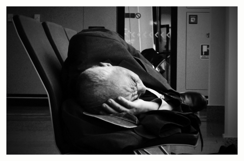  man sleeping at frankfurt airport