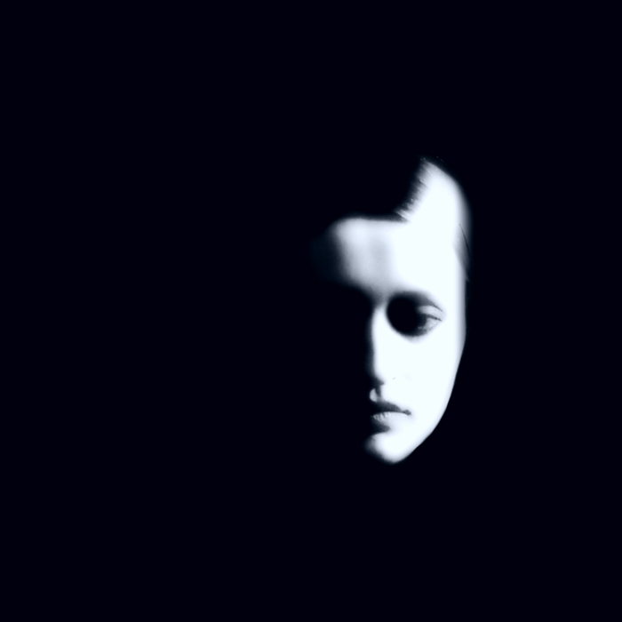  La jeune fille-oeuf