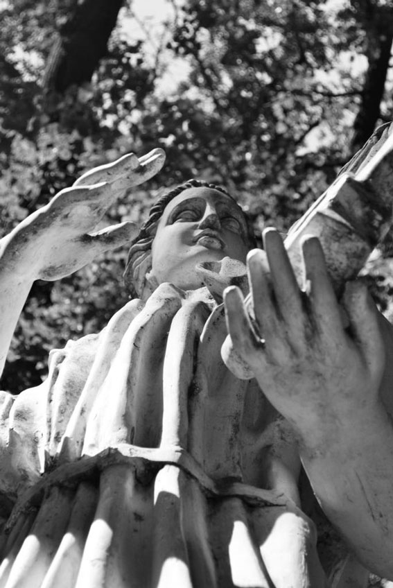  Statue