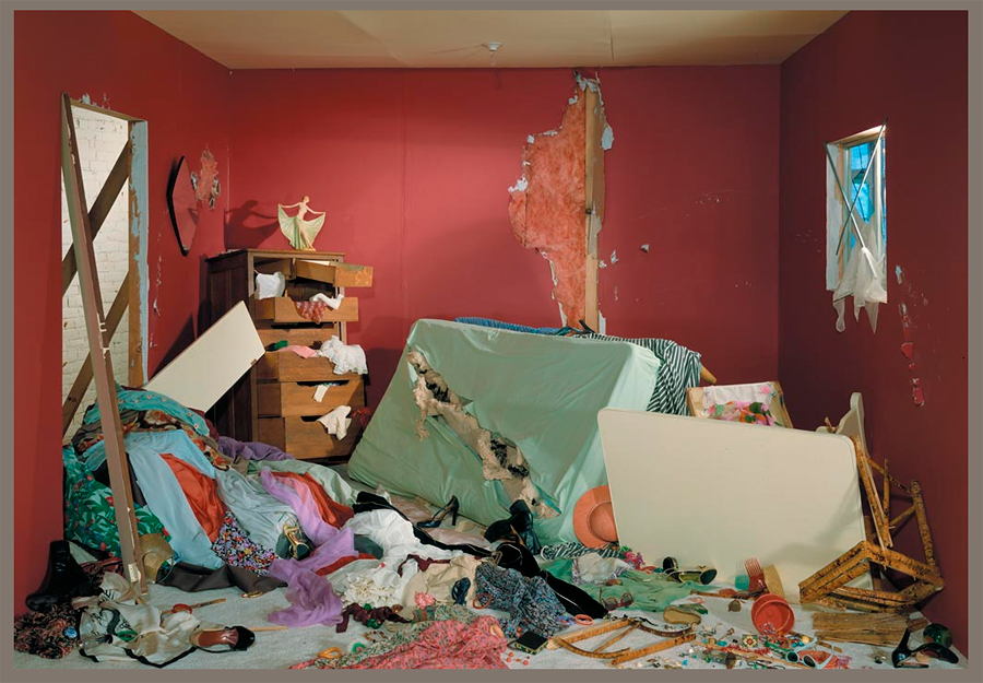  Jeff Wall. The Destroyed Room (1978)