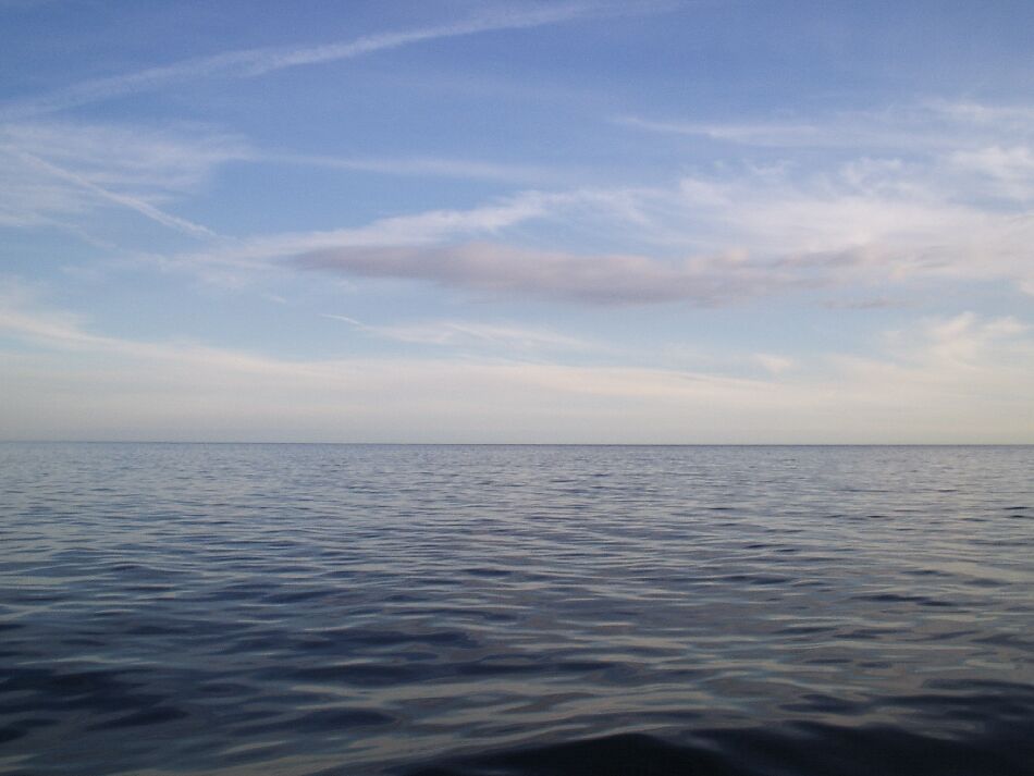  Calm sky
