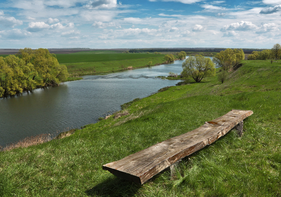 Скамейка у реки