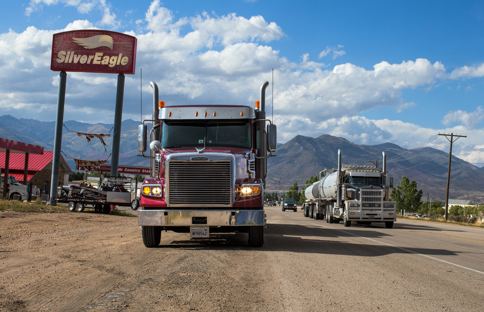   Freightliner  Kenworth. 