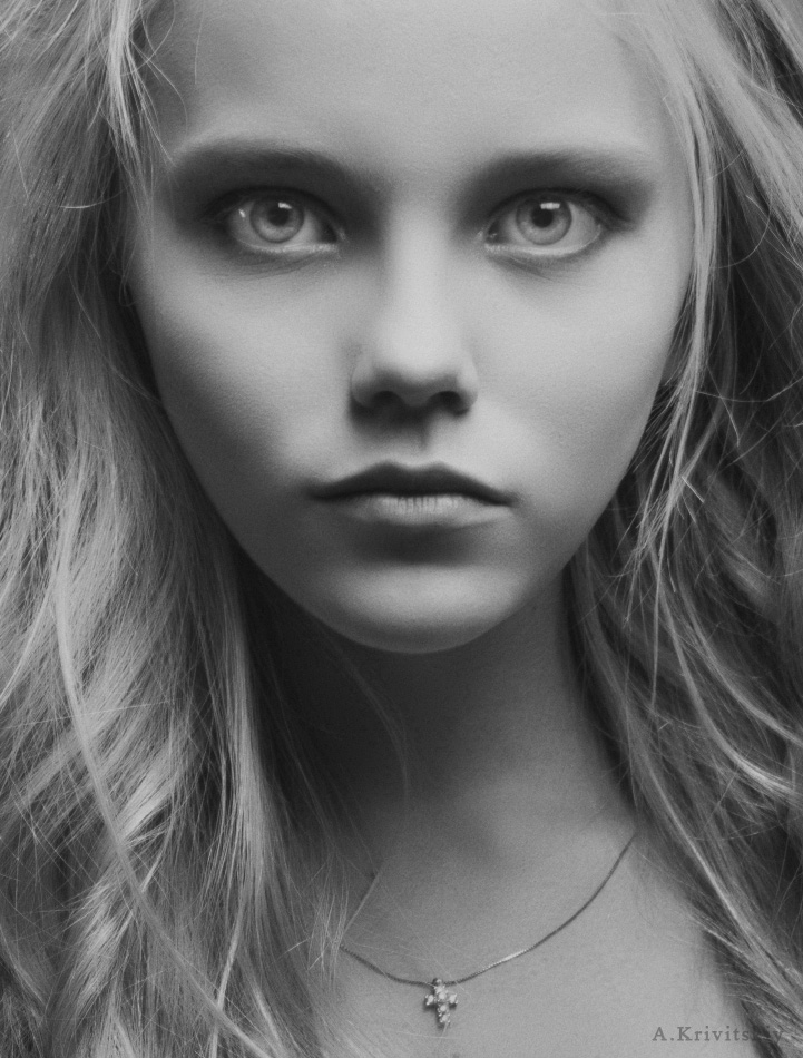  Portrait of a blonde in full face. 