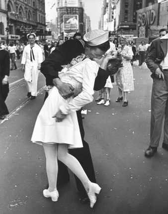 Альфред Эйзенштадт. Американский моряк обнимает медсестру в белой униформе