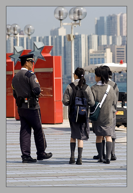  Officer Lee,girls,You have right to keep silence...
