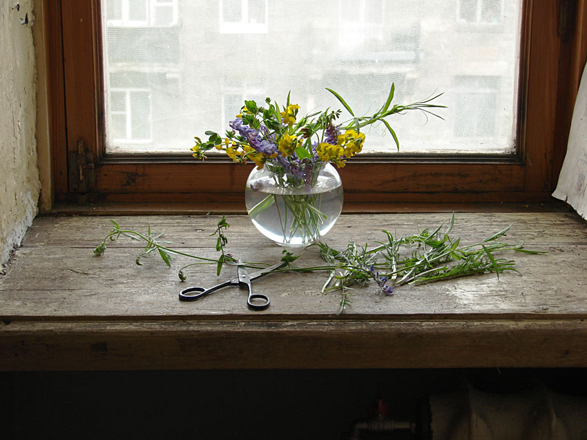   ֣)